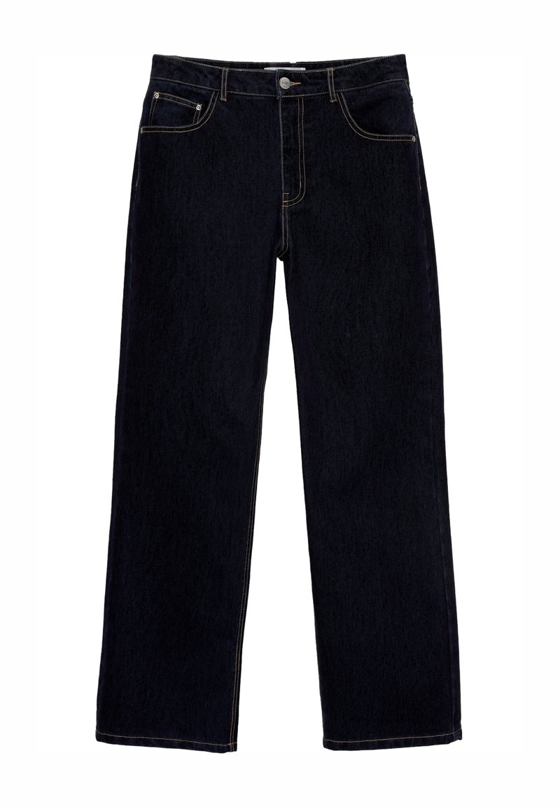 Dunkelblaue Denim-Hosen mit weitem Bein, fünf Taschen, frontaler Knopfverschluss und kontrastierenden gelben Nähten. Glatte Textur und strukturierte Form.