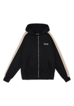 Zwarte capuchonvest met ritssluiting, beige strepen op de mouwen, voorzakken, elastische manchetten en zoom, met de tekst "PEGADOR" op de linkerborst.