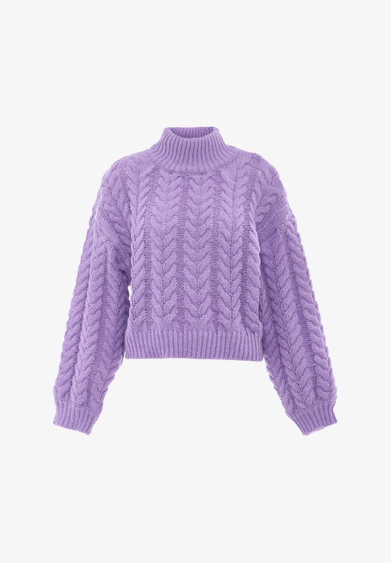 Levendula színű, bundás kötésű pulóver magas nyakkal, tömör textúrával és bordázott aljjal. Rövidített fazon, széles ujjak.