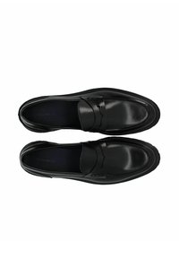 Mocassins en cuir noir avec une finition brillante, présentant une forme arrondie, des coutures décoratives et un accent à motifs près de l'empeigne.