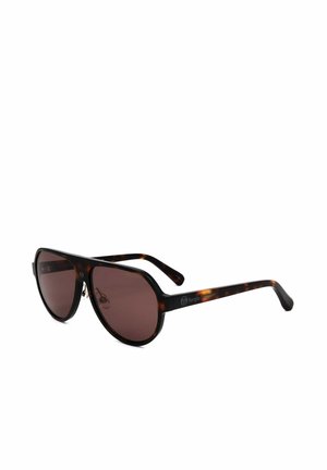 Occhiali da sole aviator marrone scuro con montature tartaruga e lenti scure, inclinati leggermente a destra su sfondo bianco.