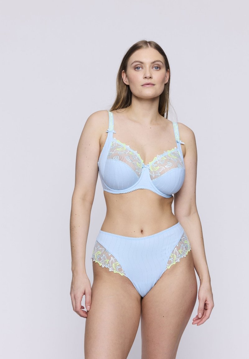 Ljusblått underklädesset med en bh som har genomskinliga spetsdetaljer och blommönsterbroderi, samt matchande högmidjade trosor med spetskanter.