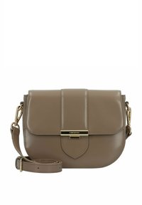 Borsa a tracolla in pelle marrone con chiusura a pattina, hardware dorato e tracolla regolabile. Texture liscia con design minimalista.