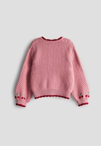 Maglione rosa lavorato a maglia con un motivo testurizzato, colletto e polsini rossi a coste, e dettagli in ricamo a forma di ciliegia sulle maniche.