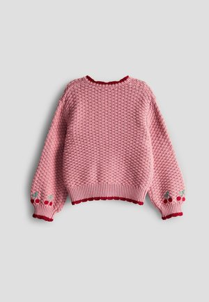 Rosa gestrickter Pullover mit einem strukturierten Muster, geripptem roten Kragen und Bündchen sowie bestickten Kirschakzenten an den Ärmeln.