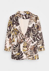 Mønstret blazer med trekvartlange ærmer, der har en blanding af mørkebrun og gul tropiske blade på en lys baggrund samt en enkelt knaplukning.