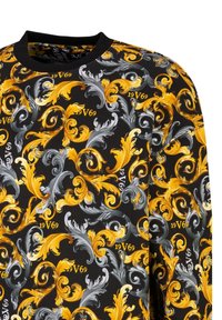 Schwarzer Pullover mit einem lebhaften Barockmuster in gelben und grauen Wirbeln, in das der Text "19V69" integriert ist.