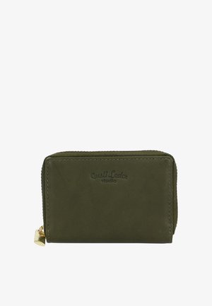 Portefeuille compact en cuir vert olive avec fermeture éclair et logo embossé "Gusti Leder studio" sur le devant.