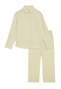 Geel en wit gestreepte pyjama set met een knoopsluiting shirt met een borstzak en bijpassende elastische broek. Gladde stoftextuur.