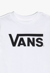 Camiseta de algodón blanca con un gran logo negro "VANS" en una tipografía moderna y llamativa. La camiseta tiene un diseño clásico de cuello redondo.