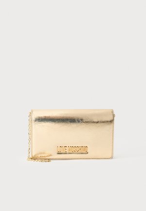 Ορθογώνια μεταλλική χρυσή τσάντα clutch με αλυσίδα και λογότυπο "LOVE MOSCHINO" στο μπροστινό καπάκι.