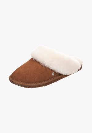 Bruine suède pantoffel met een weelderige witte schapenvachtmanchet, ronde vorm en een geprofileerde zool met een kleine metalen logo-accent.