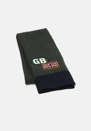Foldet ribstrikket tørklæde i mørkegrøn med navyblåt afslutning, med "GB" oval patch og Hackett London flagemblem.
