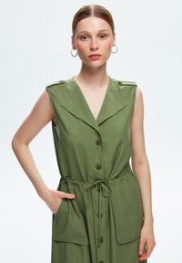 adL FRONT BUTTONED SLEEVELESS - Abito a camicia - green