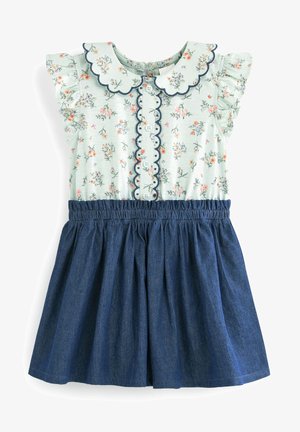 Haut floral vert clair avec manches à volants et col festonné, assorti à une robe jupe en denim bleu foncé froncée pour tout-petit.
