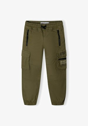 Pantaloni cargo verde măsliniu, confecționați dintr-un material ușor, având o talie elastică, buzunare cu fermoar și buzunare laterale pentru cargo.