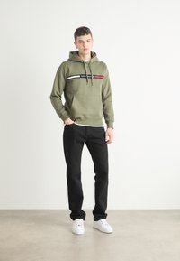 Tommy Hilfiger CHEST INSERT - Felpa con cappuccio - green