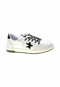 Sneaker bianca a taglio basso con texture crepata, accenti di stelle in bianco e nero, inserto nero sul tallone e lacci e bordi della suola verde scuro.