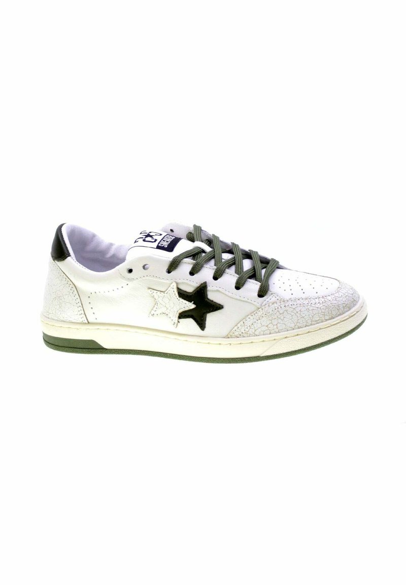 Sneaker bianca a taglio basso con texture crepata, accenti di stelle in bianco e nero, inserto nero sul tallone e lacci e bordi della suola verde scuro.