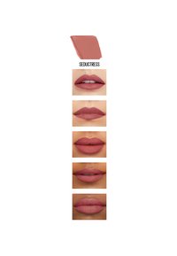 Läppstiftsskugga "Seductress" visas med sex läppswatcher som visar varierande opacitet och textur, med en mjuk rosa nyans i krämig matt finish.