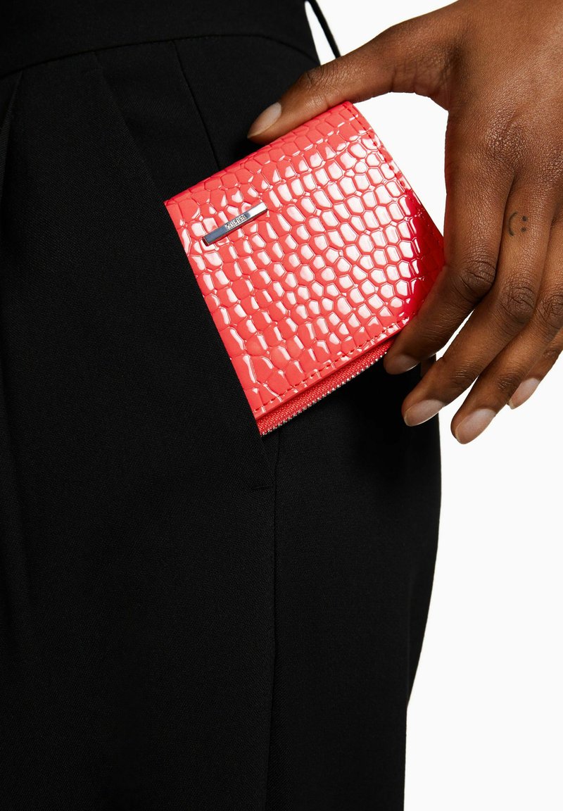 Bershka EMBOSSED PATENT ANIMAL PRINTPURSE Portafoglio red/rosso Zalando.it