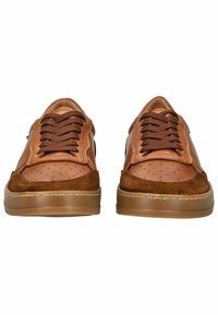 Sneaker in pelle e camoscio marrone con dettagli perforati, lacci marroni scuri e suola in gomma. Punta arrotondata e dettagli cuciti.