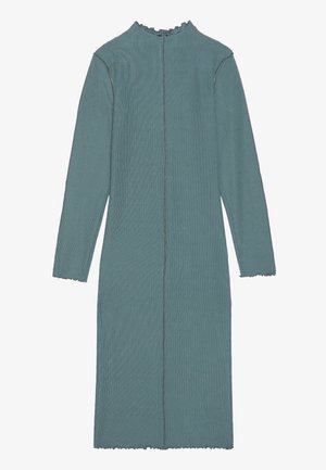 Robe à manches longues en tissu texturé bleu-vert, avec un décolleté volants, une couture centrale au dos, et des bords effilochés aux manches et à l'ourlet.