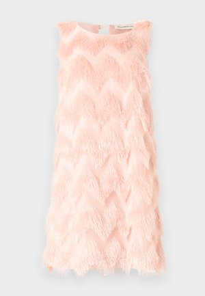 Robe sans manches rose pâle avec motif en franges texturées en zigzag, encolure ronde et fermeture boutonnée au dos.