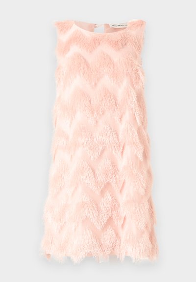 Φόρεμα χωρίς μανίκια σε απαλό ροζ με υφή ζιγκ ζαγκ και κρόσια, στρογγυλή λαιμόκοψη και κλείσιμο με κουμπιά στην πλάτη.