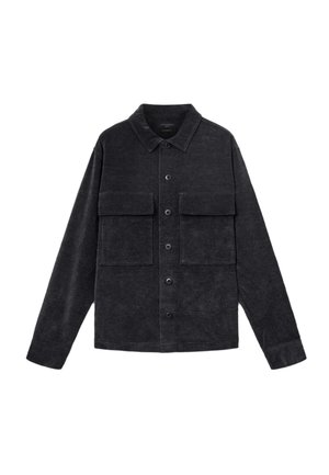 Svart skjorta med knappar i mjukt tyg, med två stora bröstfickor, spetsig krage och långa ärmar. Texturerad yta med en ren design.