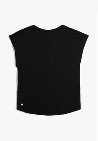 Zwarte shirt met korte mouwen en een gebogen onderkant, gemaakt van zachte stof; heeft een subtiele naaddetail en een klein logo aan de linksonderkant.