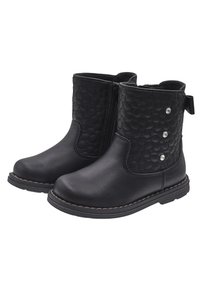 Botas negras para niños pequeños con parte superior acolchada, cremallera lateral, tres tachuelas decorativas plateadas y suelas de goma cosidas.