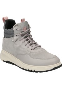 Zapatilla alta de ante y cuero gris con acentos rosas, cuello de malla, diseño de cordones y suela de goma con tracción.