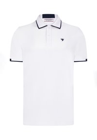 Camisa polo blanca con ribete azul marino en el cuello y en los puños, con un pequeño logo azul marino en el pecho. Corte clásico y material de algodón.