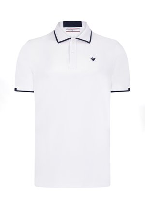 Camisa polo blanca con ribete azul marino en el cuello y en los puños, con un pequeño logo azul marino en el pecho. Corte clásico y material de algodón.