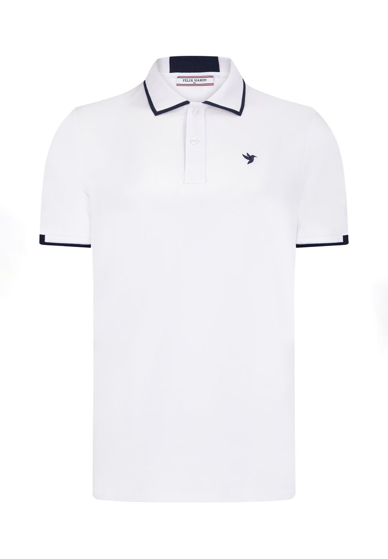 Camisa polo blanca con ribete azul marino en el cuello y en los puños, con un pequeño logo azul marino en el pecho. Corte clásico y material de algodón.