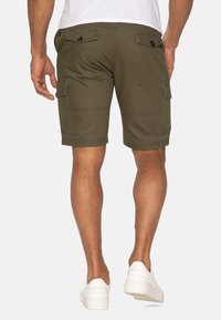 Bermudas de cargo color caqui con un corte recto, que cuentan con dos bolsillos traseros con botones, bolsillos laterales y un tejido de algodón resistente.