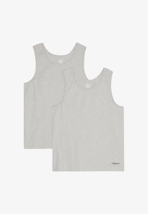 Due canotte semplici di colore grigio chiaro senza maniche con scollature rotonde, una leggermente dietro l'altra, con un piccolo logo sull'orlo inferiore.