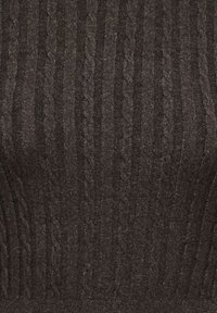 Mørk brun ribbestrikket genser med et teksturert kabellstrikkmønster. Stoffet har en lett glans som fremhever strikkedesignet.