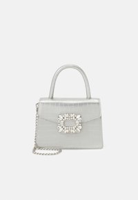 Borsa in ecopelle di coccodrillo argento con una forma strutturata, dotata di una chiusura decorativa con gioielli e di una tracolla a catena rimovibile.