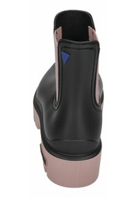 Botín de goma negro hasta el tobillo con una suela y acento rosa, que presenta un detalle en forma de triángulo azul en la parte posterior y paneles laterales elásticos.