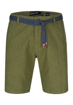 Groene gestreepte shorts met een blauwe gebeseerde riem, die een knoopsluiting en een klein label aan de zijkant heeft. Gemaakt van een lichtgewicht materiaal.