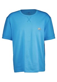 Lichtblauw t-shirt met korte mouwen, gemaakt van zacht materiaal, met een ronde halslijn en een kleine regenboog geborduurd op de borst.