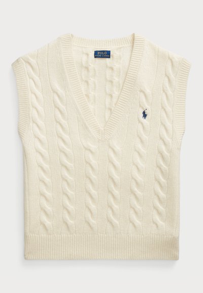 Kreemivärvi kudum, ilma varrukateta, V-kaelusega, millel on kaablimasinad ja väike sinine logo vasakul küljel.