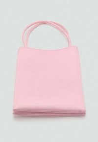 Rosa stofhåndtaske med to slanke stropper, rektangulær form, glat overflade og ingen synlige lukninger eller dekorationer.