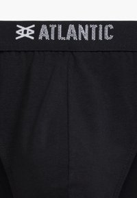 Czarne krótki majtki z szerokim elastycznym paskiem z białym napisem "ATLANTIC"; wykonane z gładkiego, elastycznego materiału.