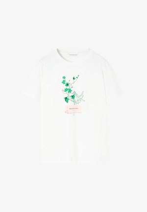 T-shirt bianco in cotone con un design floreale verde caratterizzato da foglie e petali rosa. L'etichetta centrale riporta la scritta "BEAUTIFUL VINES" su uno sfondo chiaro.