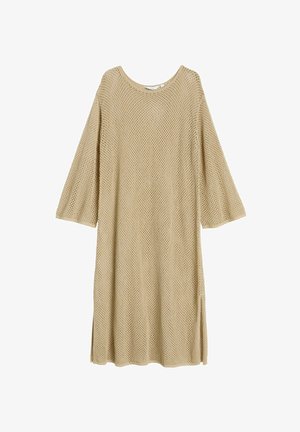 Beige, strikket kjole med løs pasform, 3/4 ærmer, rund halsudskæring og slidser i siden for let bevægelse. Har et struktureret, åbent vævningsdesign.