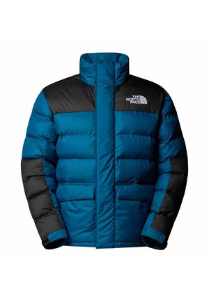 Giacca a vento blu e nera con colletto alto, design trapuntato orizzontale, due tasche frontali e logo sul lato sinistro del petto.