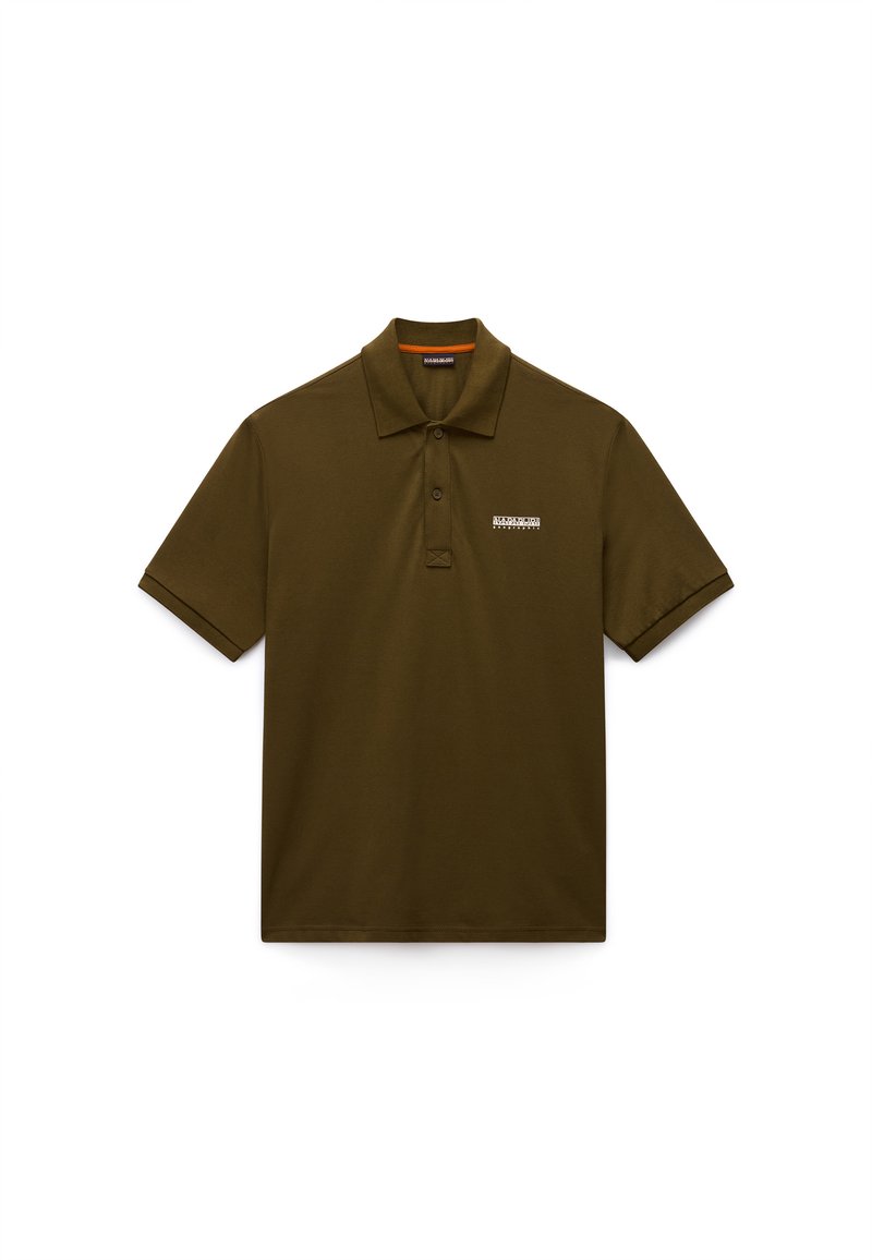 Polo verde oliva hecho de tela suave, con un cuello clásico, mangas cortas y un pequeño logo en el pecho.